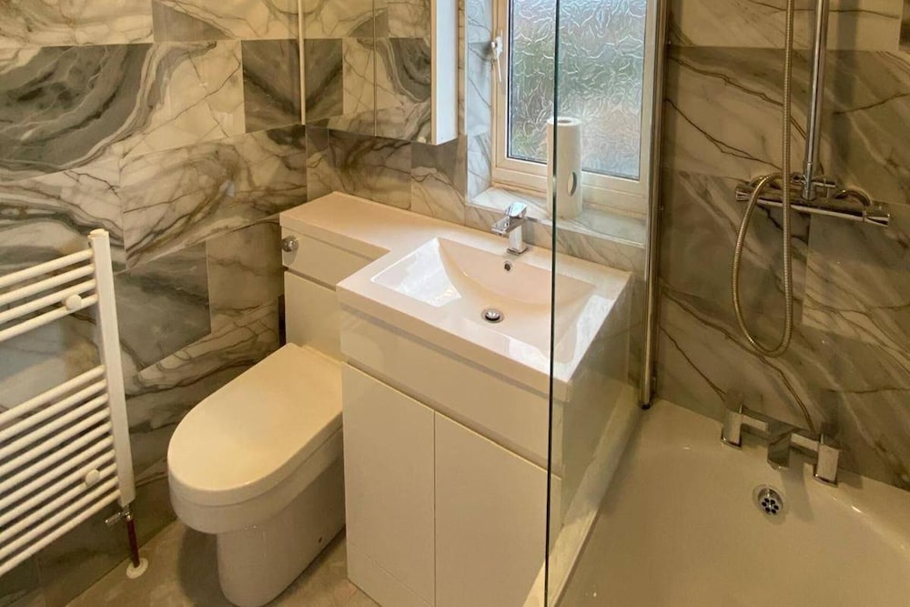 Coventry Stay - Sleeps 8, Free Parking & Wifi
