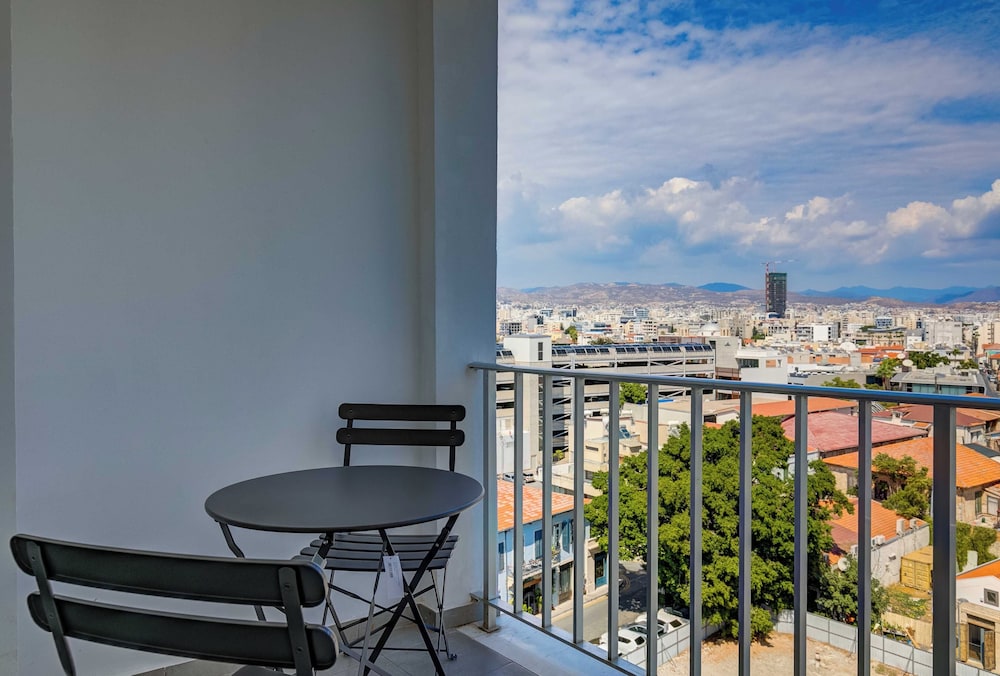 75 Prokymea- Steps From the Sea, Downtown, Balcony