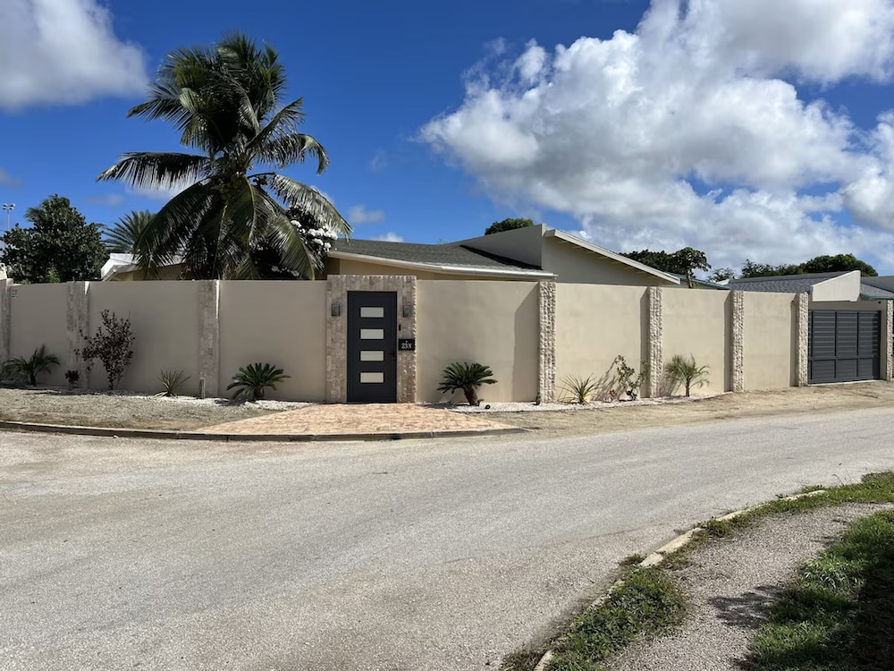 3 Bedroom Villa in Pos Chiquito Sun and Fun 5 Minute Walk to Beach