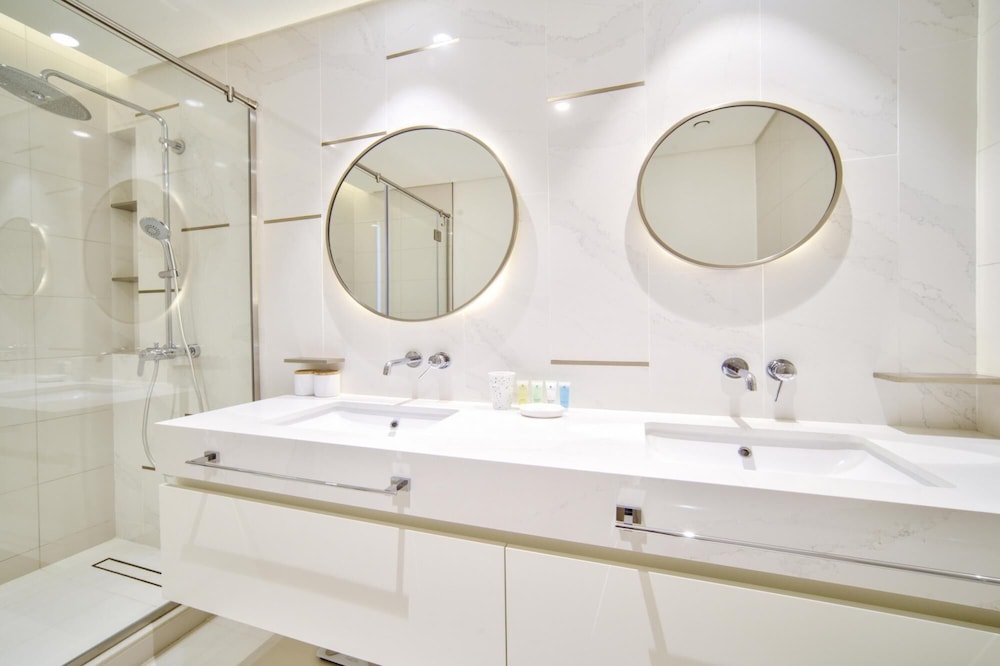 Luxury Sea View Living on Emaar Beachfront