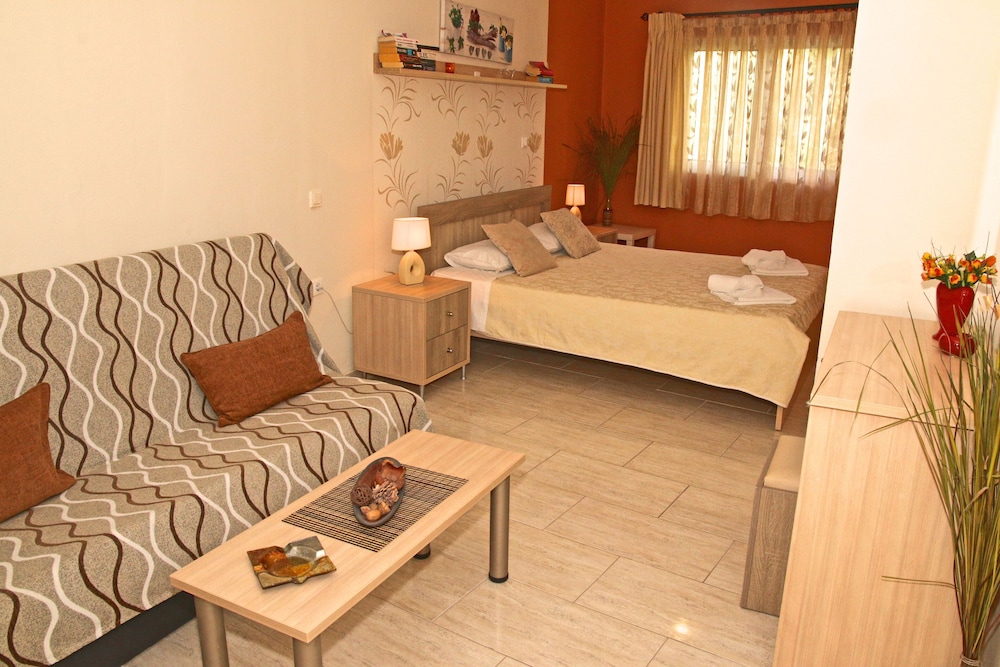 Santa Barbara Lakis Apartments view 3