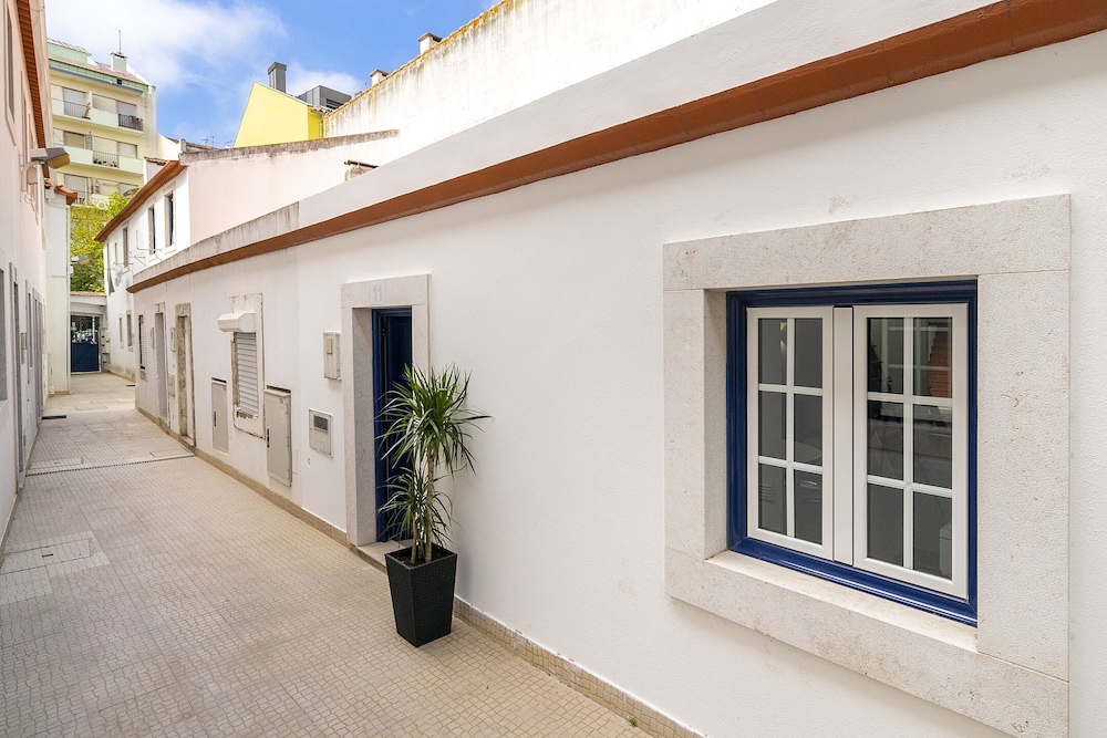 Urban Escape: 1-Br W/Mezzanine Near Campo Ourique