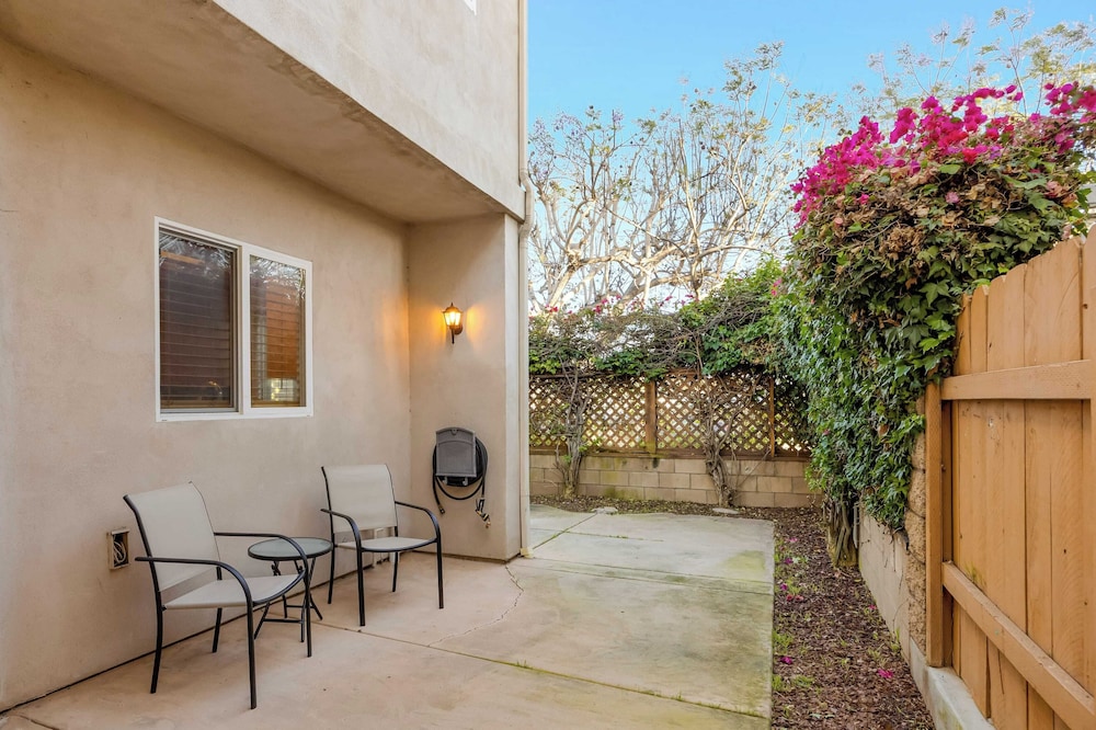 Walk to Dining, Mission + Pacific Beach, and Bars/nightlife Private Backyard