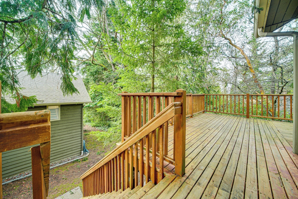 2 Mi to Burien: Peaceful Studio w/ Deck!