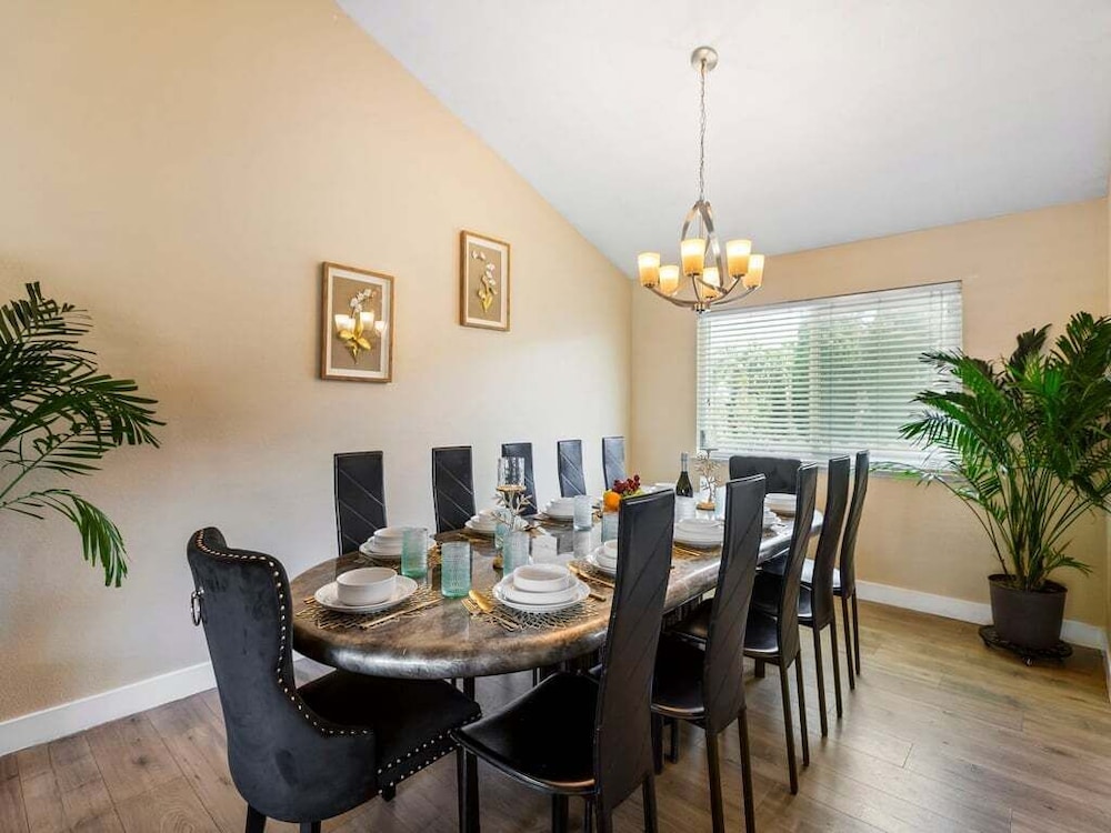 6 Beds 3 Baths Pool BBQ Near the Strip