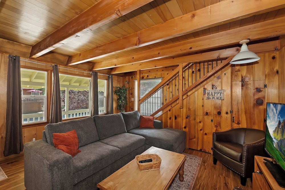 Sunshine Cabin Cozy 2-Story Getaway