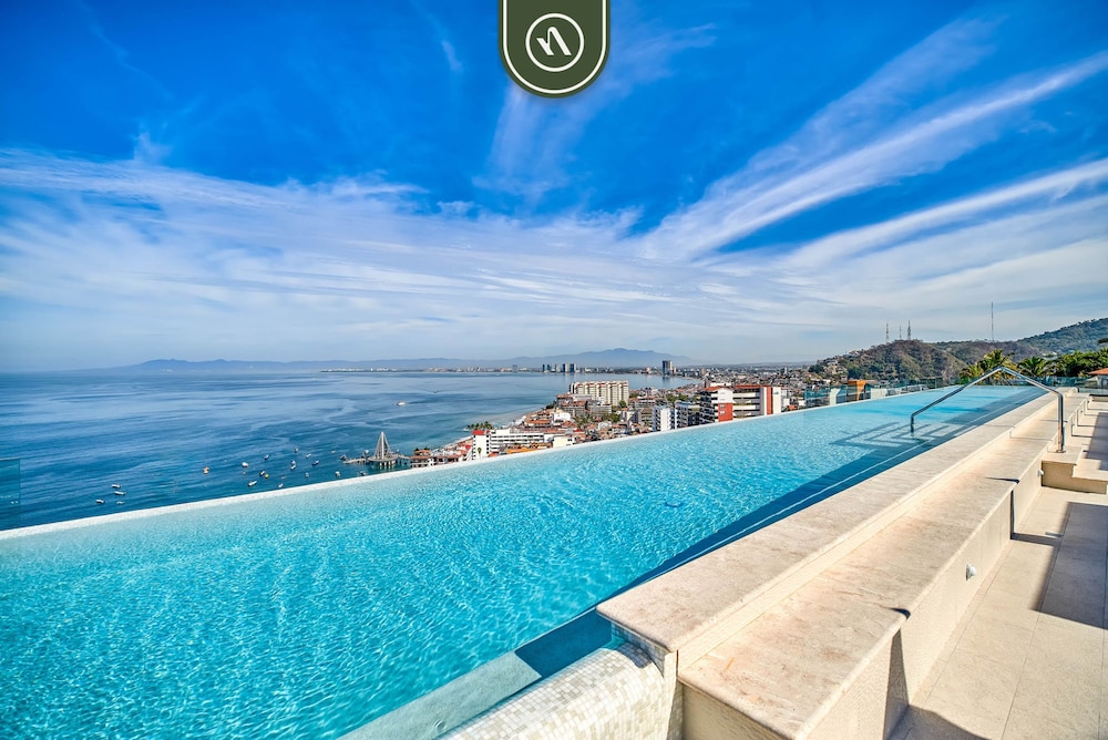 Condo With Oceanview - 2BR Condo - Rooftop Pool