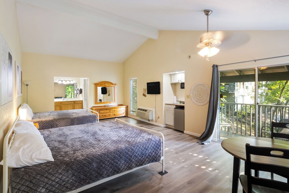 Studio Room w/ Pools, Private Deck -close to Water