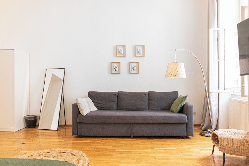 Beautiful 2BR Apartment Near Rennweg