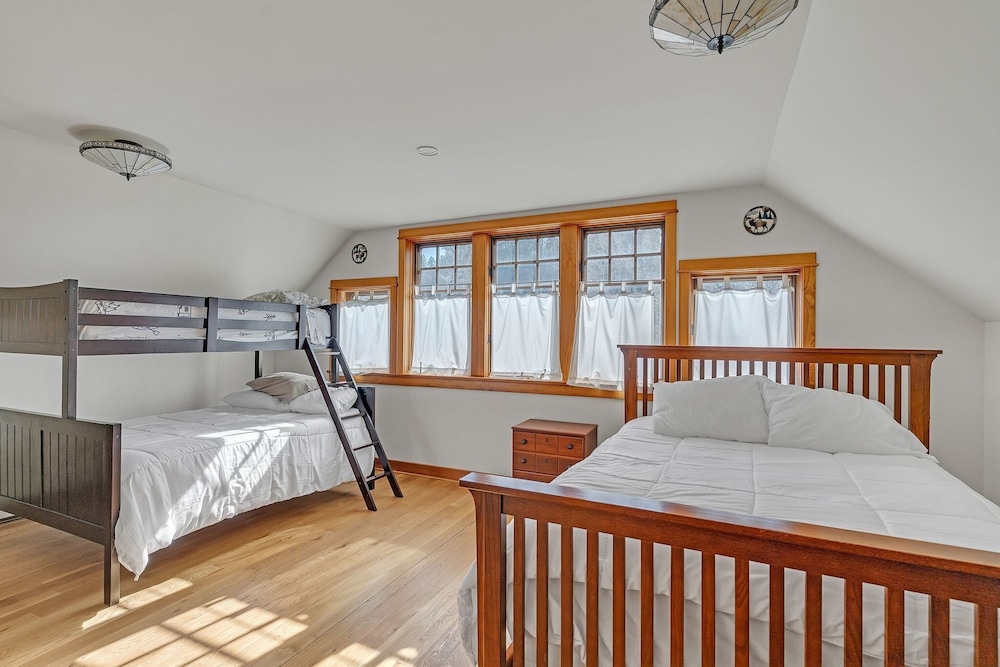 Charming Country 4br Retreat With Riverfront Views 4 Bedroom Cabin