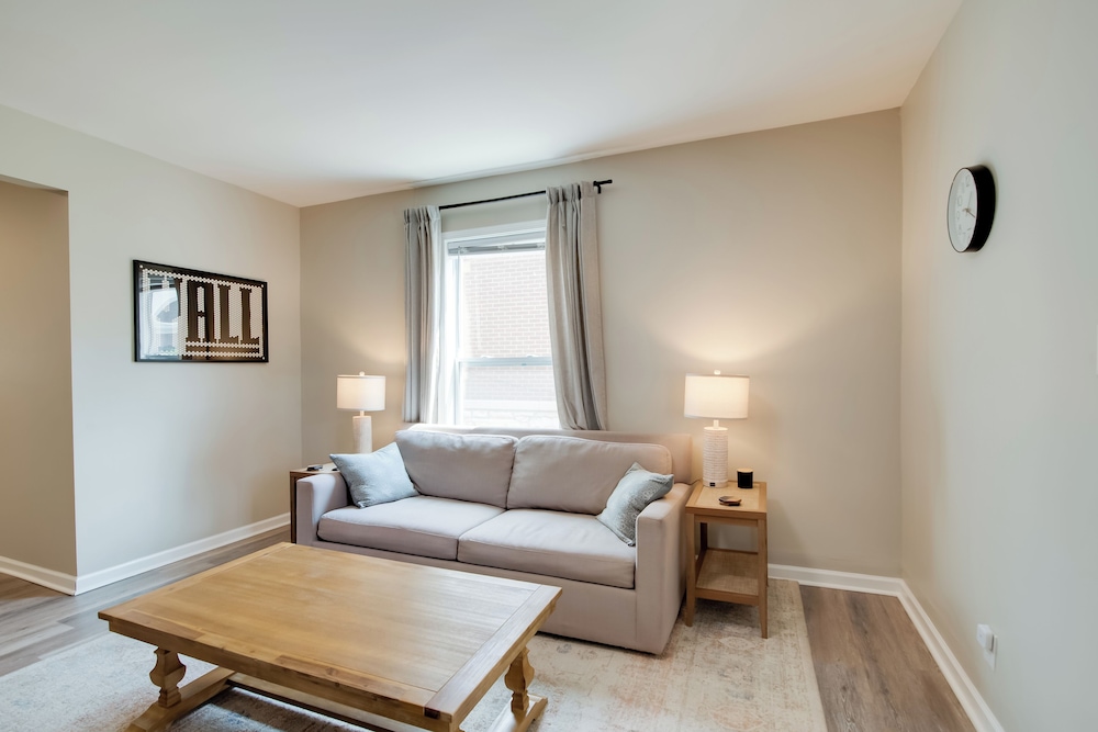 Walk to Wku, Bars & Dining! Updated Duplex Home