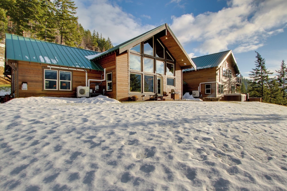 Shared Game Room: Dazzling Cle Elum Home view 5
