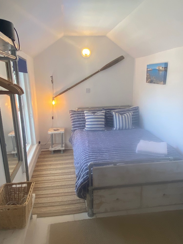 Isle Escape Retreat- Sleeps 4, Garden & Games Room