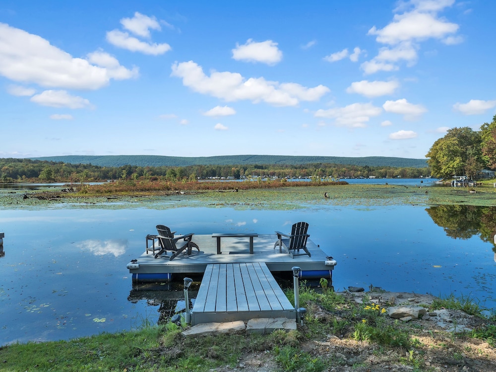 Lakefront Lodge Hot Tub Dock Kayaks