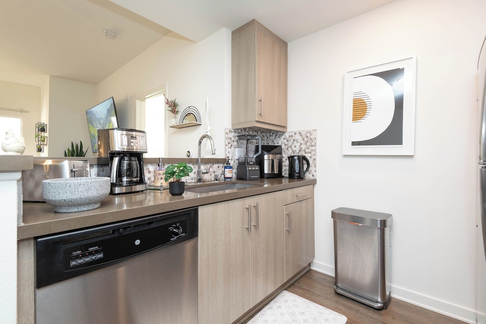 Hollywood Apartment Near Walk of Fame