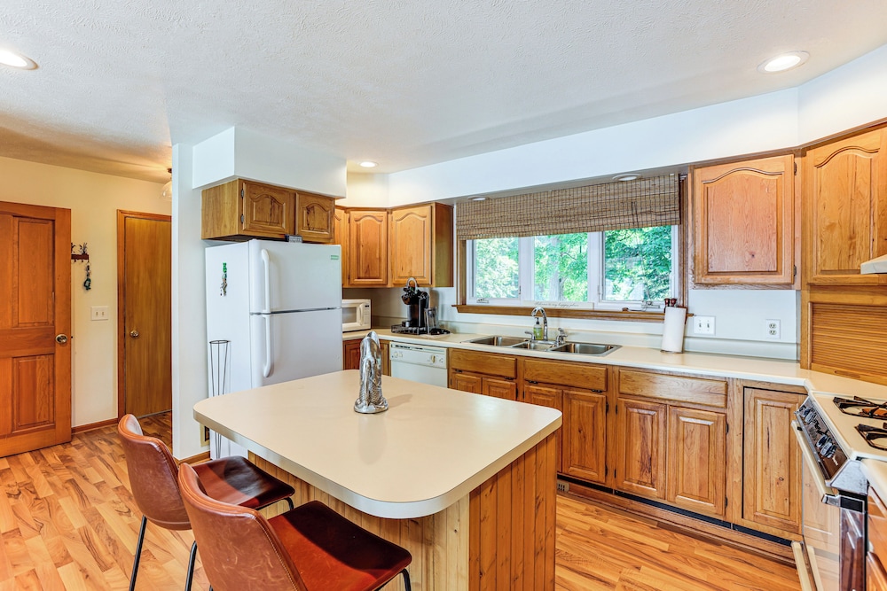 Waterfront Home on Duck Lake: 8 Mi to State Park!