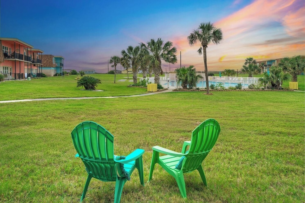 2 Pools, Beach Boardwalk Access Studio, Sleeps 5 Beach Bungalow by Avantstay view 5
