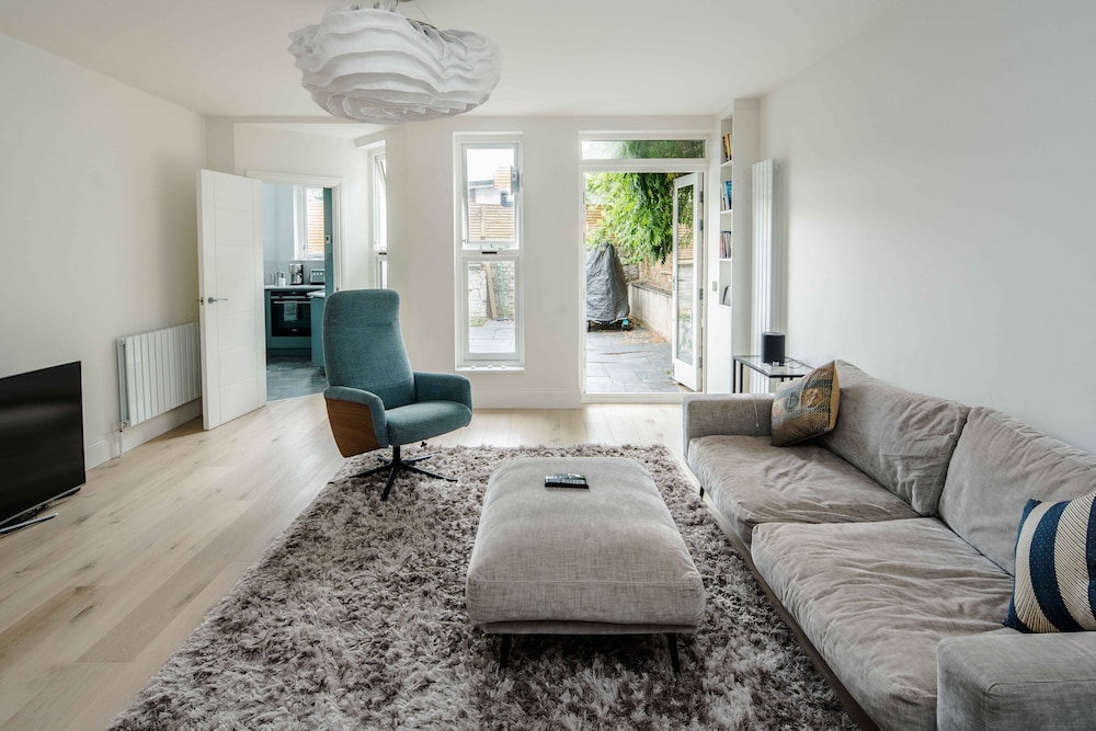 Stylish 2 Bedroom / 2 Bath In Notting Hill