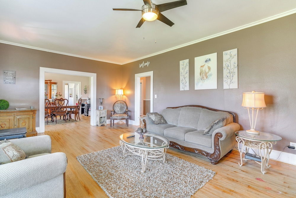 10 Mi to Caddo Lake: Charming Cottage in Vivian!
