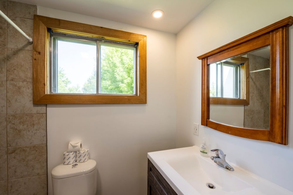 6 bdrm Cottage with Private Beach Access, BBQ, Outdoor Hot Tub, Sauna, Ping Pong Table, Petfriendly