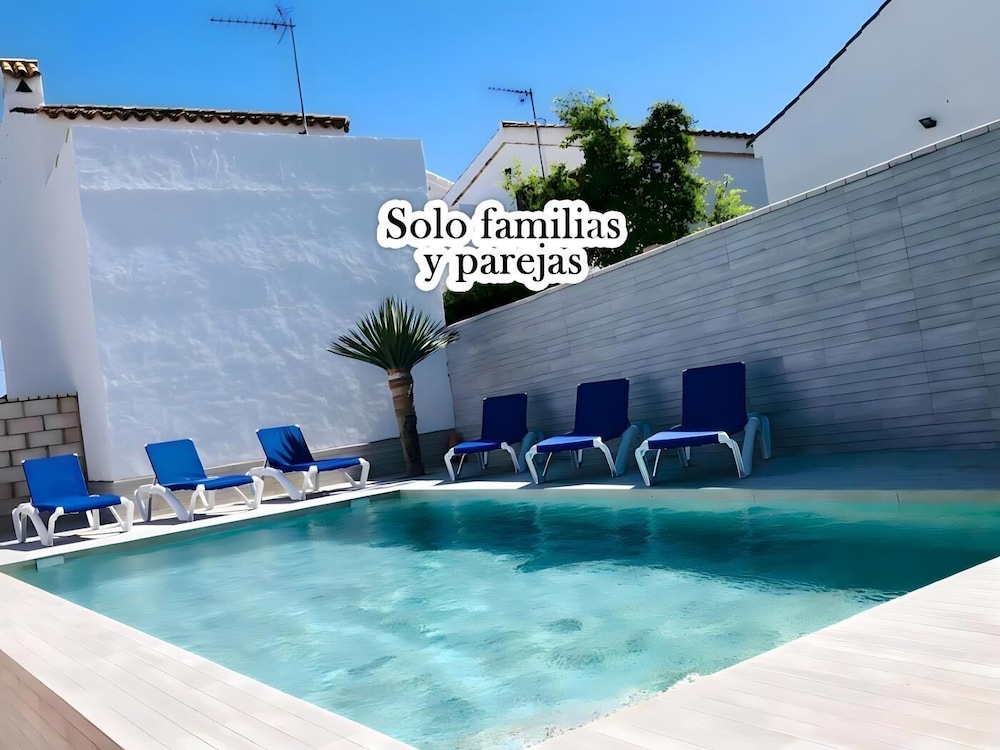Chalet cerca al pueblo con piscina