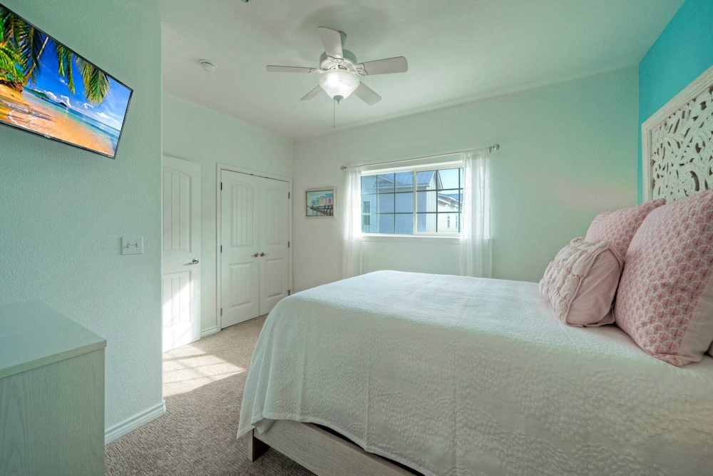 Stylish Condo w/ Pool & Spa Access, Wak to Beach Beach Breeze by Avantstay