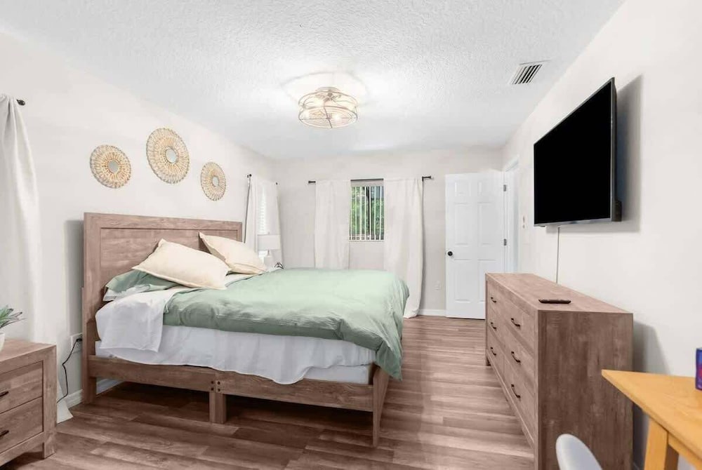 Hudson Retreat, 3 Bedroom Pool Home!