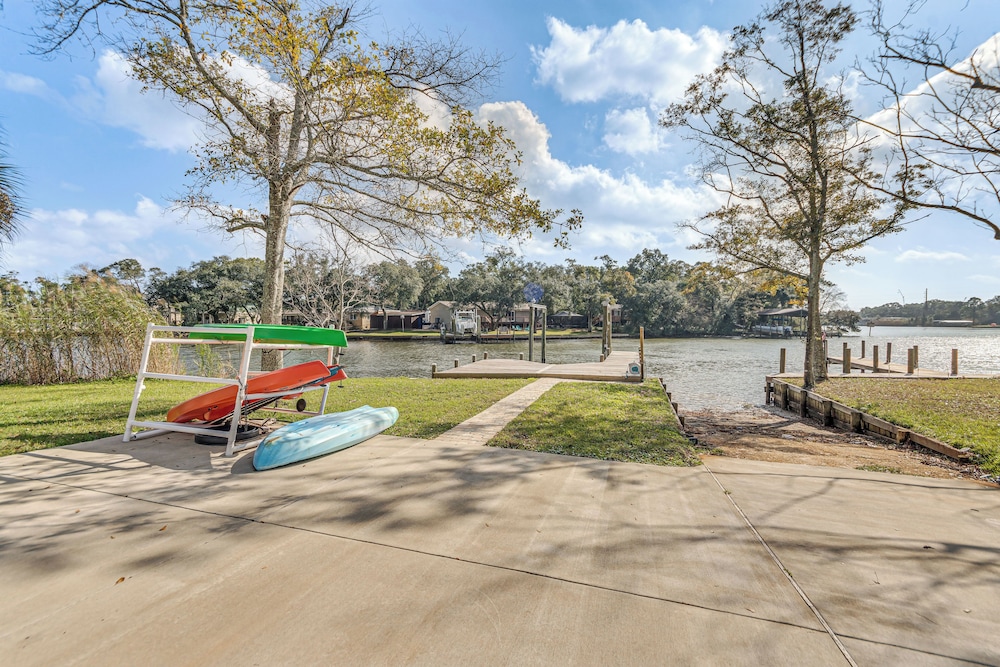 Waterfront Retreat w/ Outdoor Oasis in Pensacola