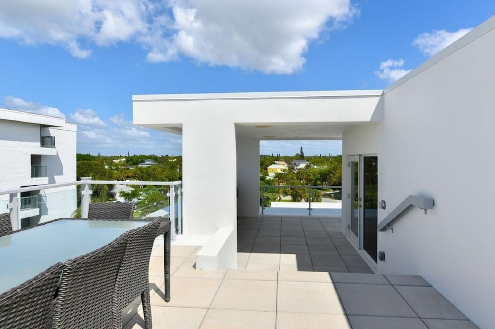 Lookout by Beachside Management