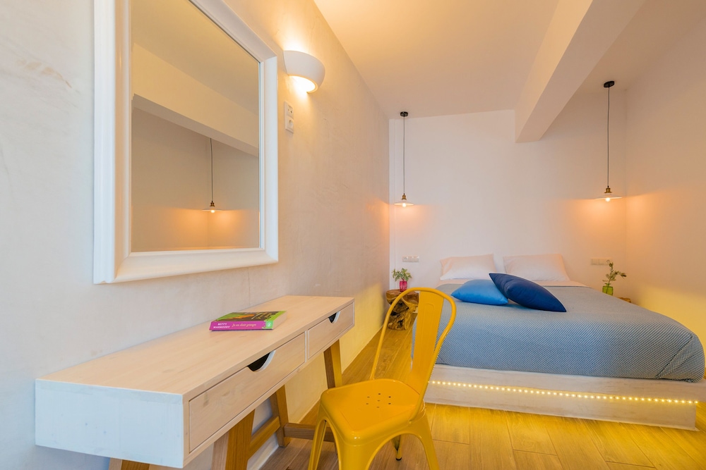 Kouros Home Hotel
