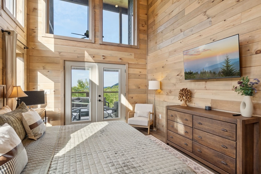 Golden Oaks Cabin 3 Bedroom Home
