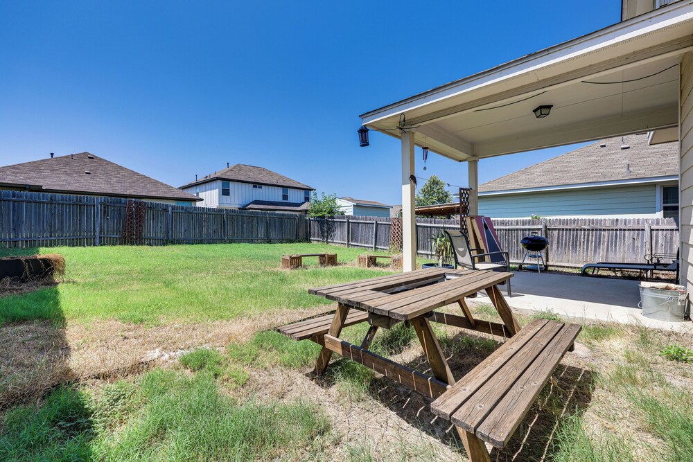 Family Home w/ Pool Access: 5 Mi to Downtown Buda!