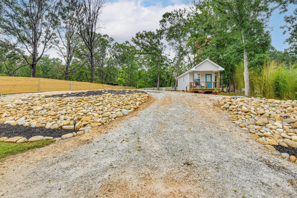 Walk to Beach: Lake Hartwell Cabin w/ Large Yard!