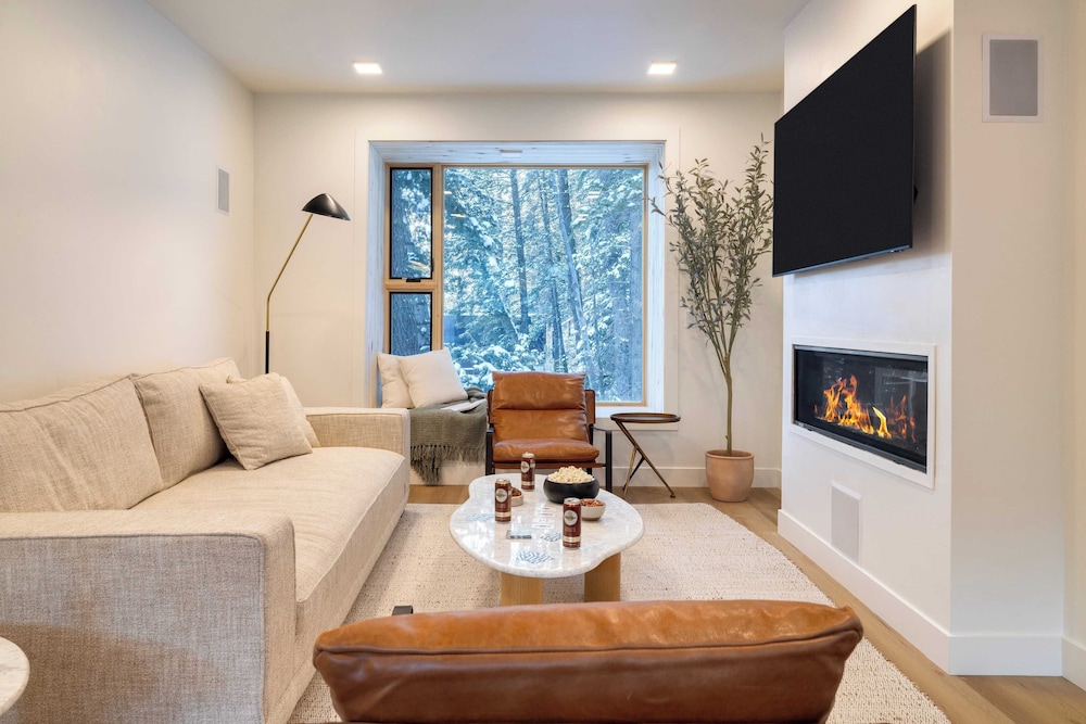 Parkview Mountain House Luxury Ski Home w/ Hot Tub Near Trails & Downtown