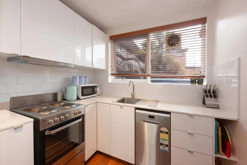 Well-appointed Sunny 2 Bedroom Apartment in Northcote With Parking