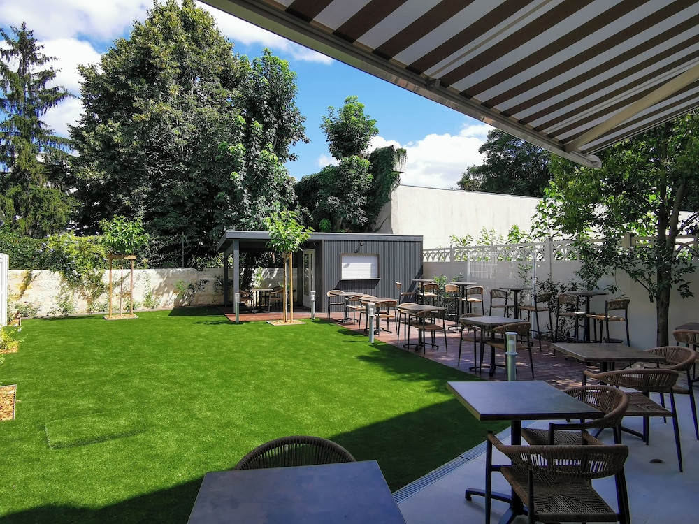 Bloom Hostel Bar & Garden view 2