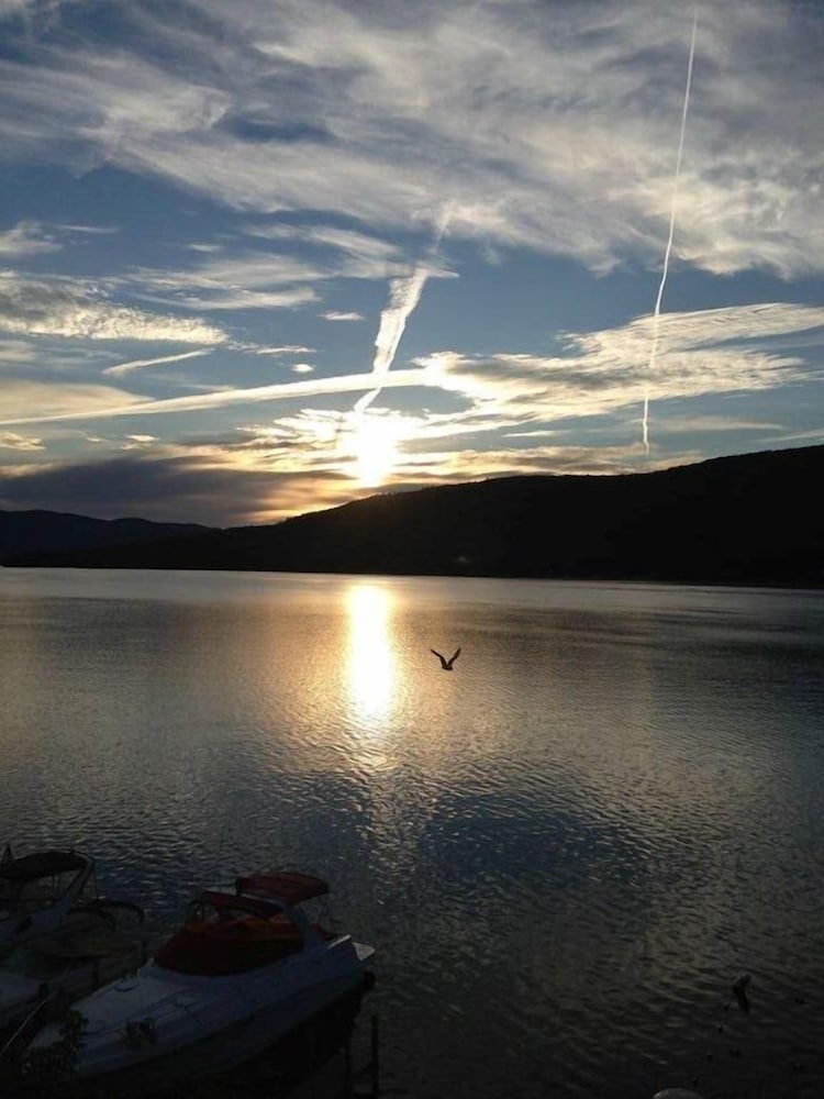 The Lake Motel
