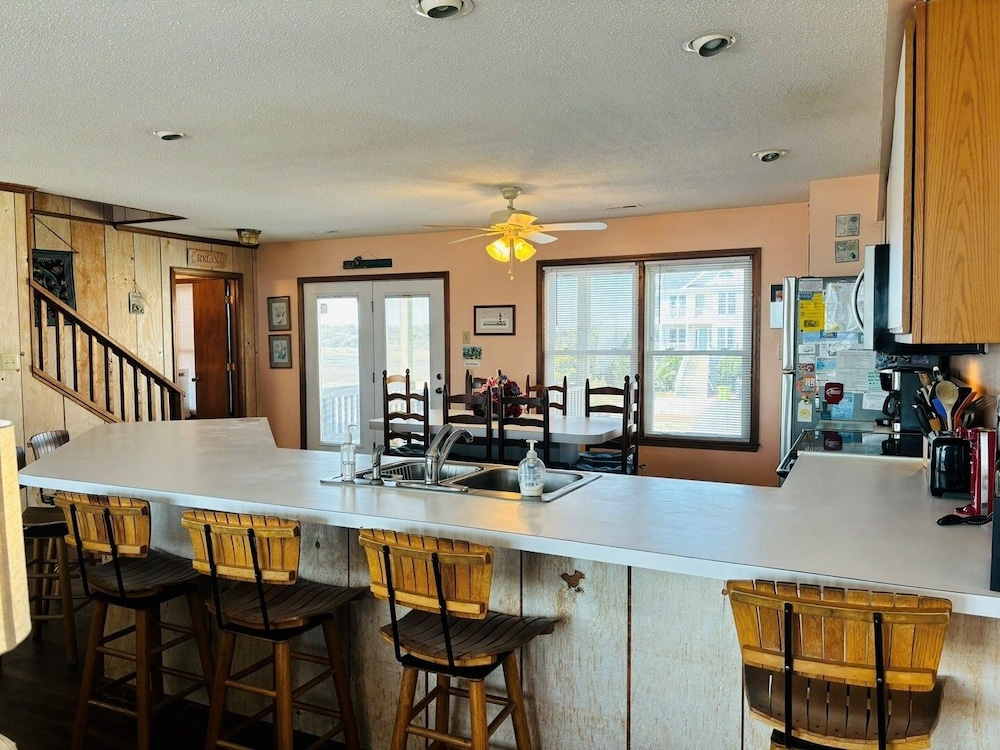 Great Place 5 Bedroom Home by RedAwning