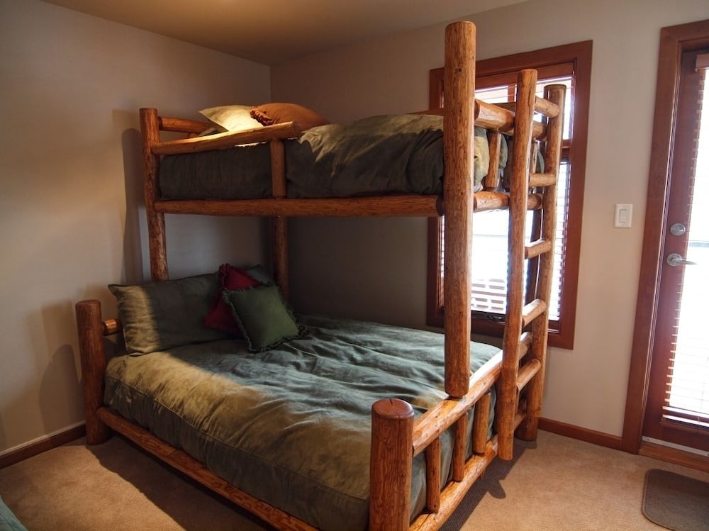 Mountain Town Properties Grey Wolf 5 - Image 2