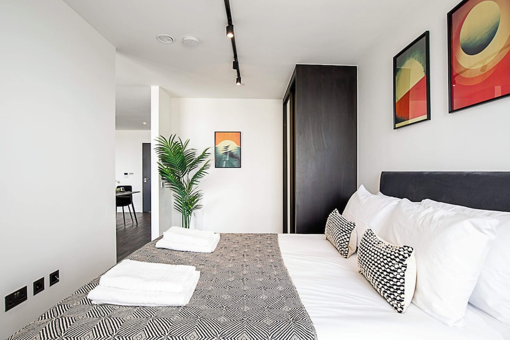 Sky-High Studio with Stunning Views
