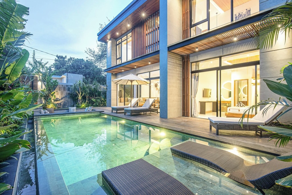 Luxury 5BR Retreat, 400m From Café Del Mar Shore