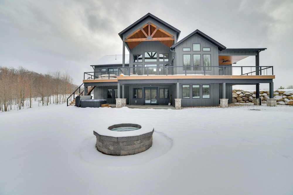 Boyne Mtn Retreat w/ Hot Tub + Shuttle to Resort!