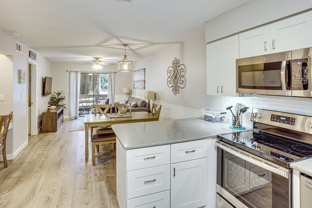Access to Folly Field Beach & Pools: Coastal Condo