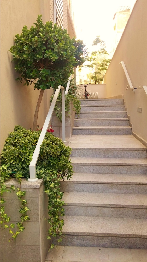 Apt Terrace & Garden - Bauhaus