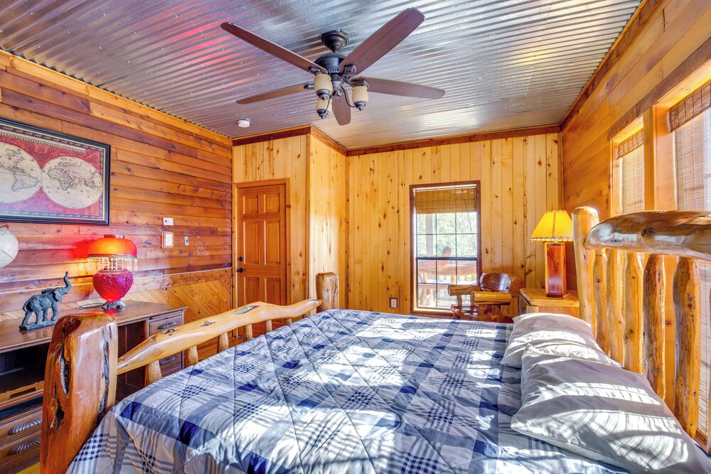 Group Getaway! Multi-level Lodge on Lake Tawakoni