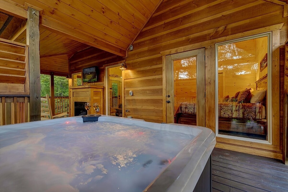 A Cozy Mountain Hideaway - 1 Bedrooms, 1 Baths, Sleeps 4 1 Cabin by RedAwning view 4