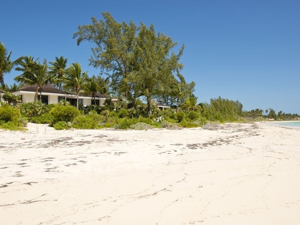Hohum - Private Beachfront House On Exclusive Windermere 3 Bedroom Home