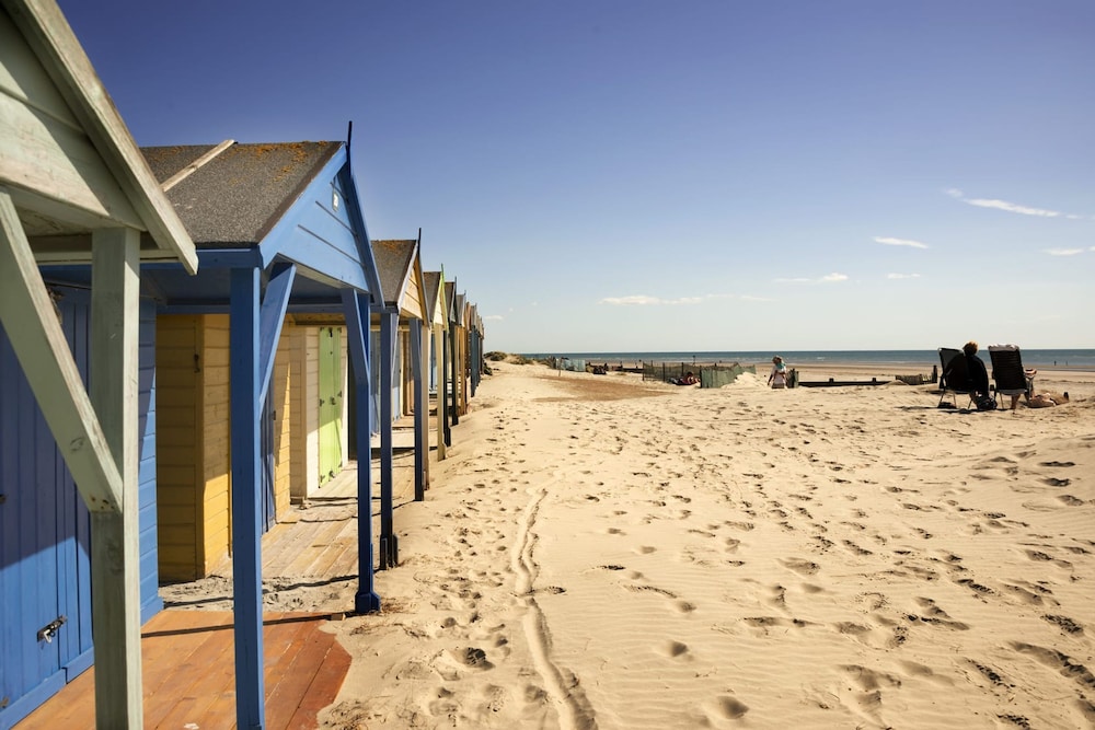 Charming Beach Getaway - Spacious 4BR Sunny Garden