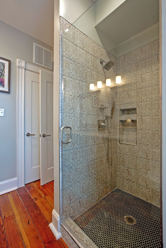 Newly Renovated 4 bed 3 bath & 2 Parking
