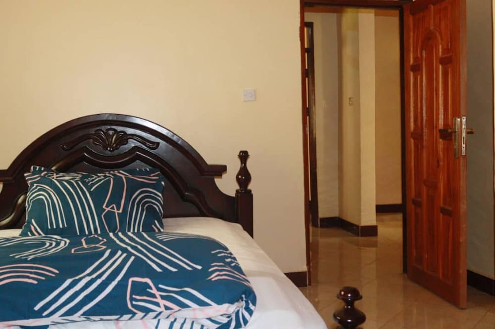 Kampala 5-beds, Sleeps 8 With Garden & Parking view 3